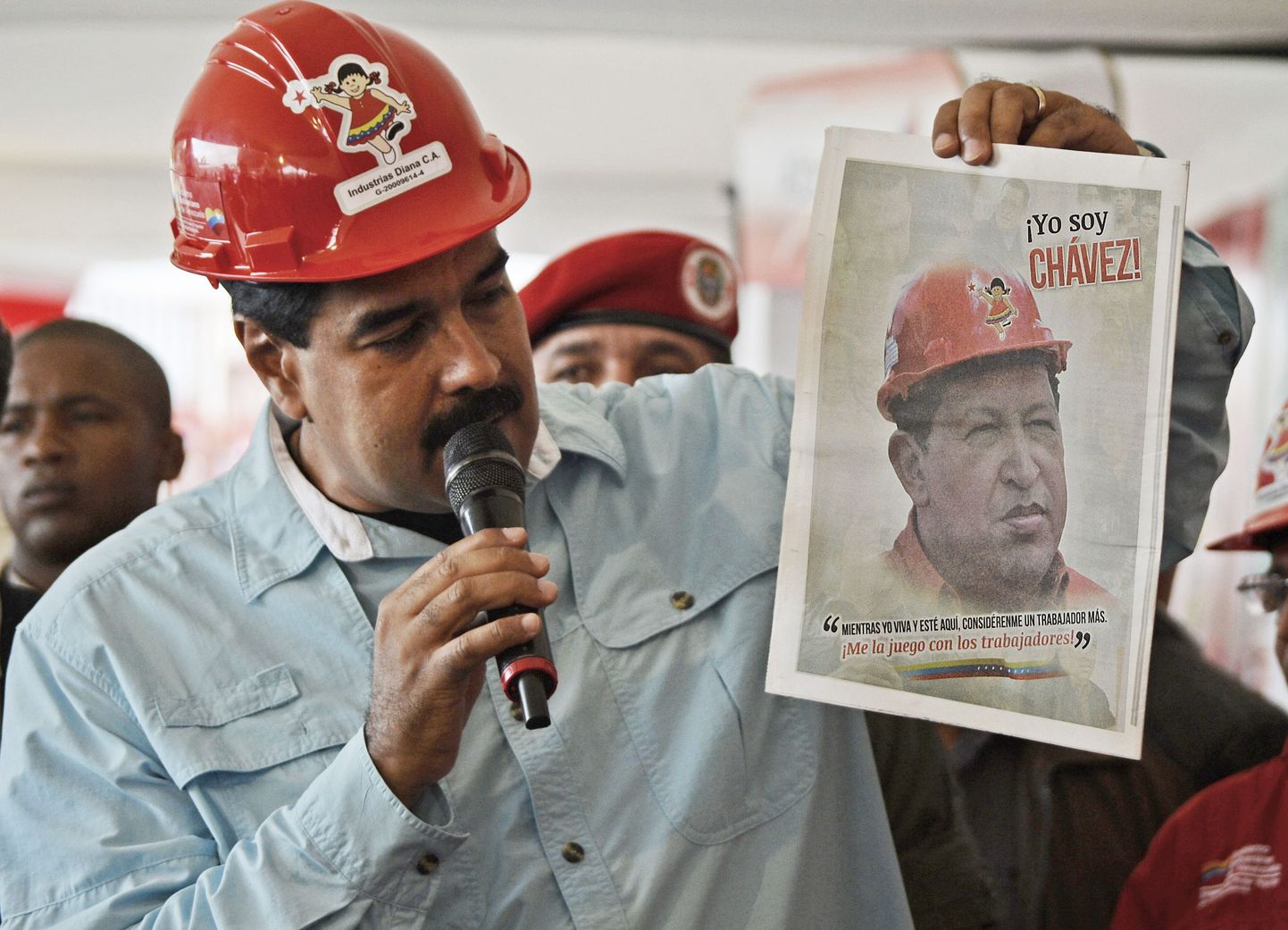 Venezuela president Nicolás Maduro näiteb eelmise riigipea Hugo Cháveze fotot.
