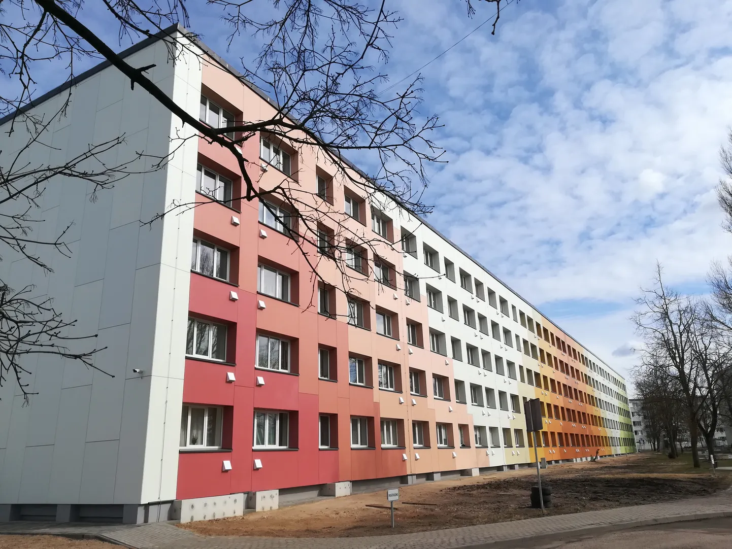 Многоквартирный дом в Саласпилсе после реновации