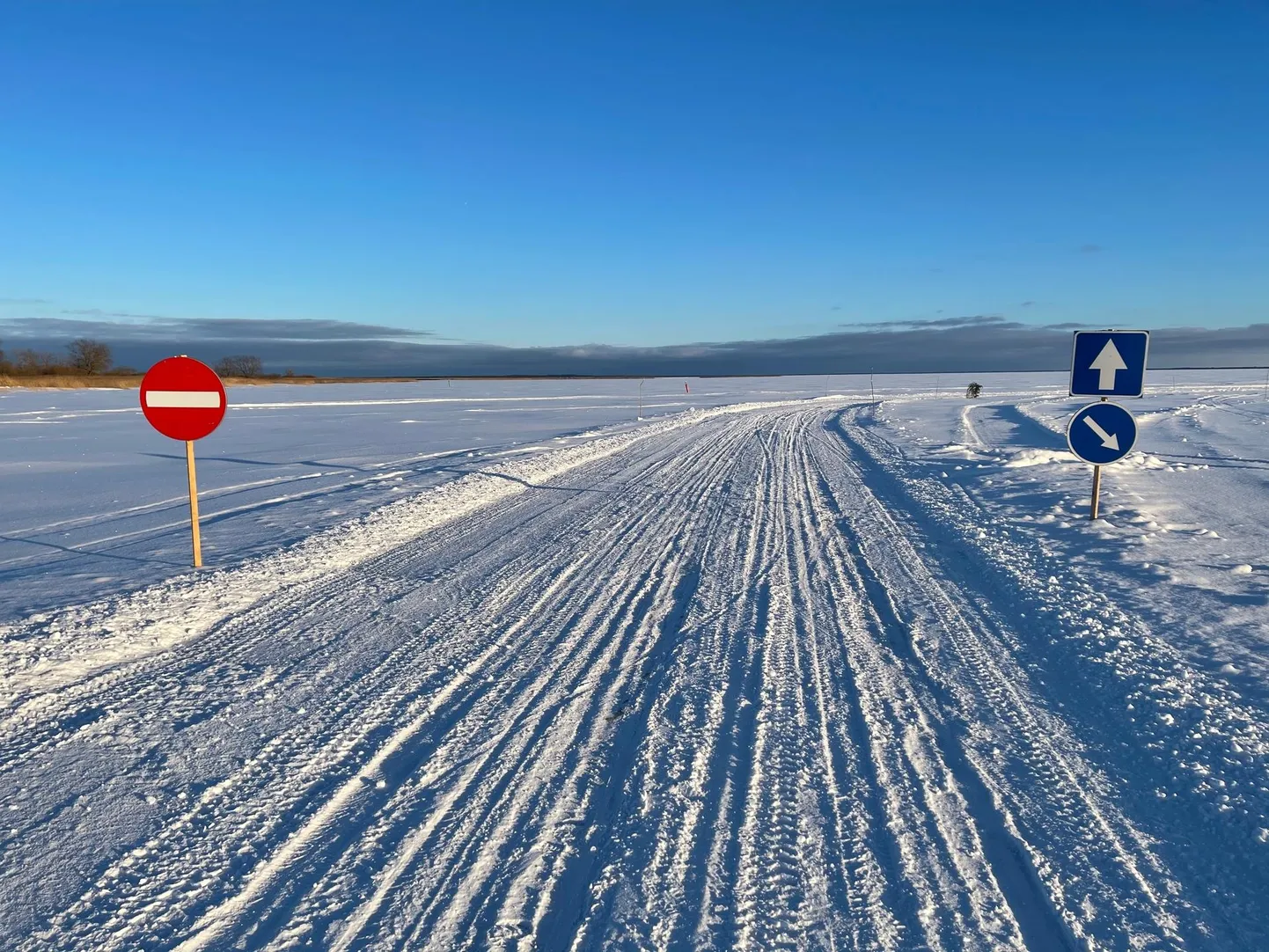 Liiklusmärgid jäätee alguses Piirisaare kalda lähedal näitavad, et siingi kehtib parempoolne liiklus,