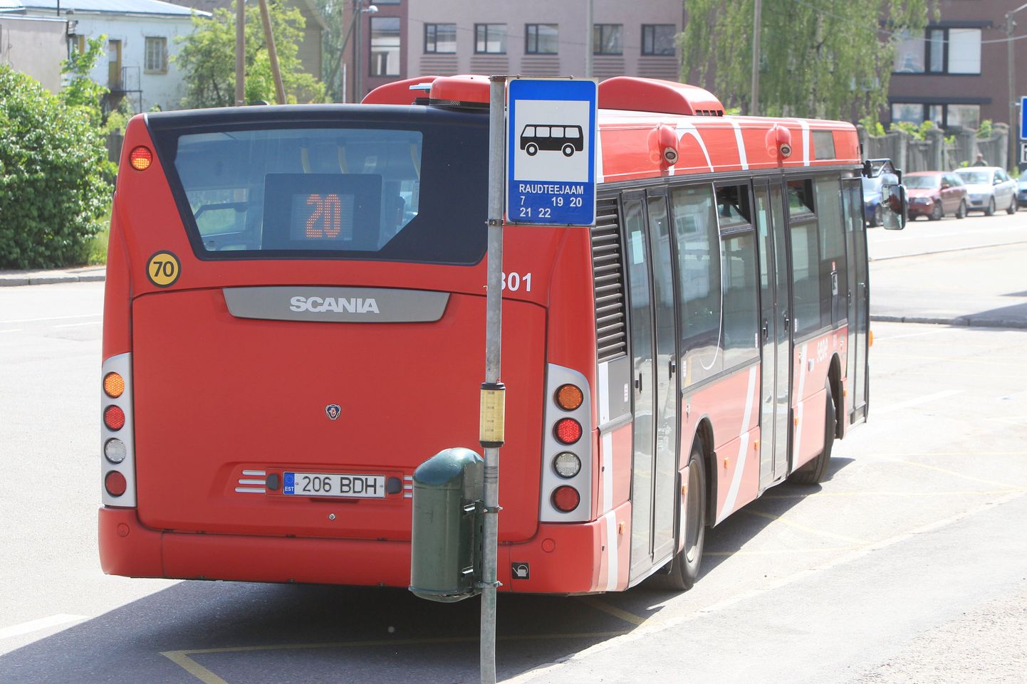Autojuhtidel on autovabal päeval võimalus sõita linnaliinibussis tasuta.