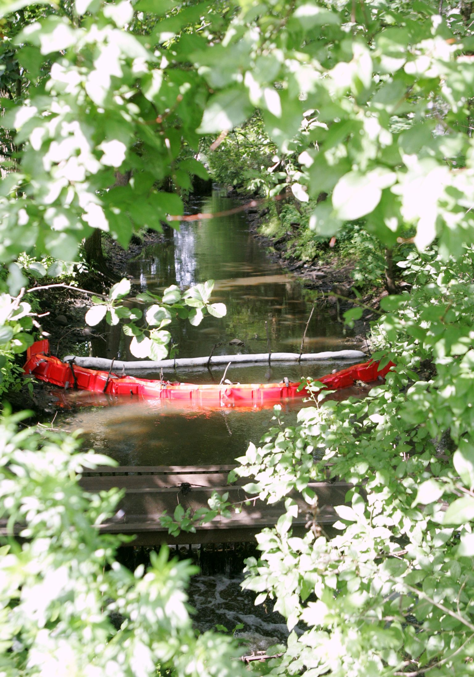 Mārupītē virs ūdens izvietotas bonas, lai mazinātu piesārņoto ūdeņu nokļūšanu Māras dīķī. Ilustratīvs attēls