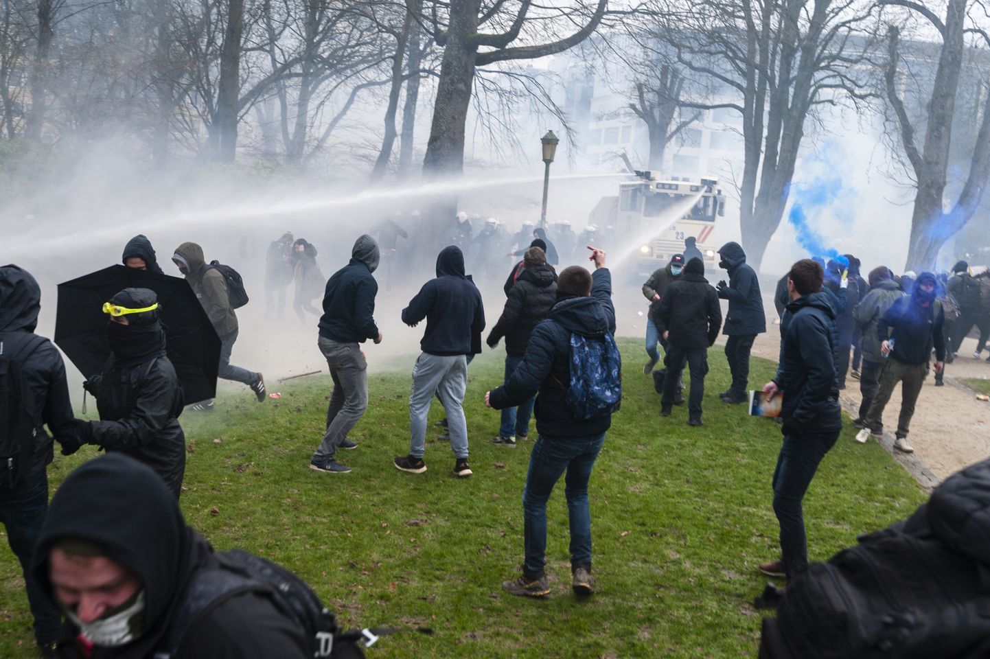 В Брюсселе протесты против ковид-ограничений переросли в беспорядки.