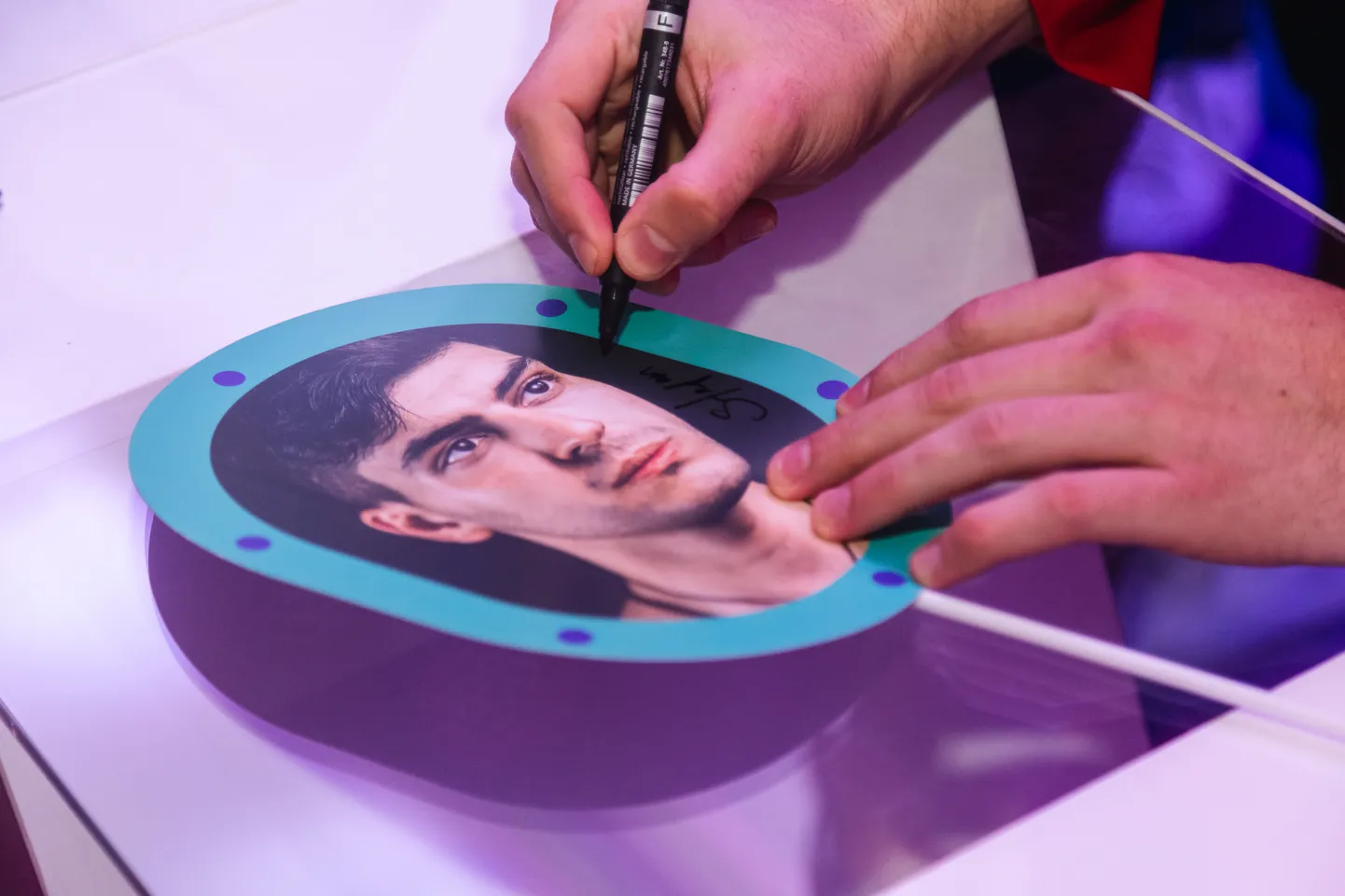 Stefan oma pildile autogrammi panemas. Eesti Laul 2020 poolfinaal Tartus.