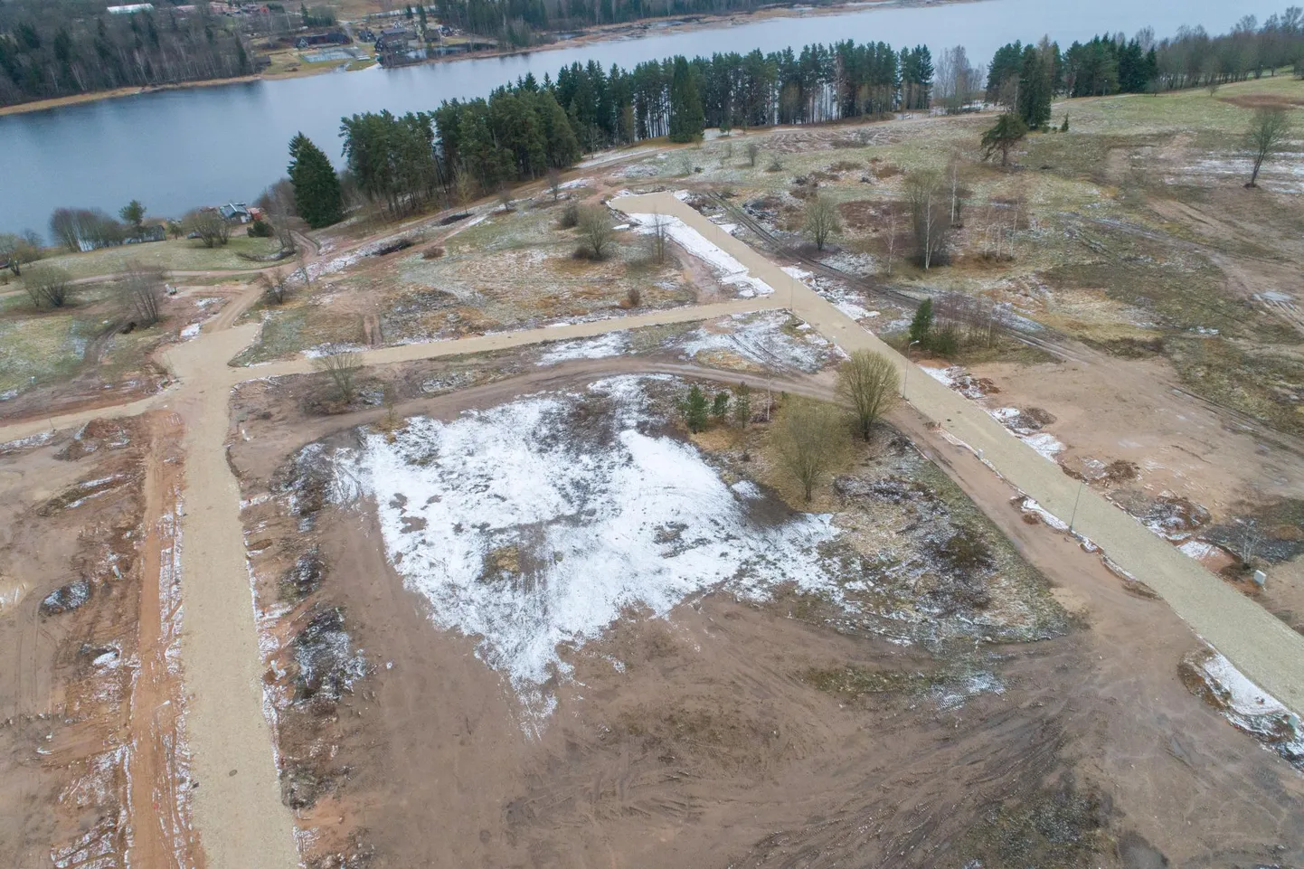 Järveotsa elamukvartalis käib tänavaehitus. See töö peab lepingu järgi olema lõpetatud 30. septembriks.