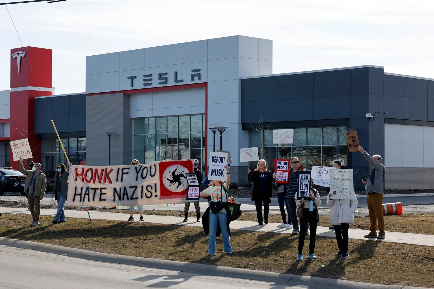 Elon Muski vastane protestiaktsioon Tesla müügiesinduse ees USAs West Bloomfieldis 13. märtsil.