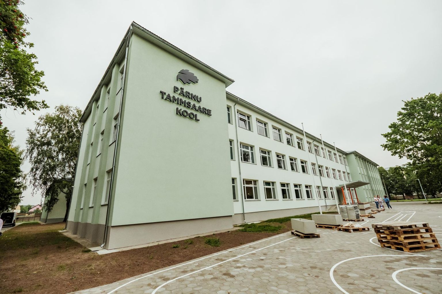Pärnu linn jõudis kohtus kokkuleppele Tammsaare kooli remontinud Eviko Ehitus OÜ ja AS Evikoga. Kompromissiga  alandati hankelepingu hinda 35 400 euro võrra.