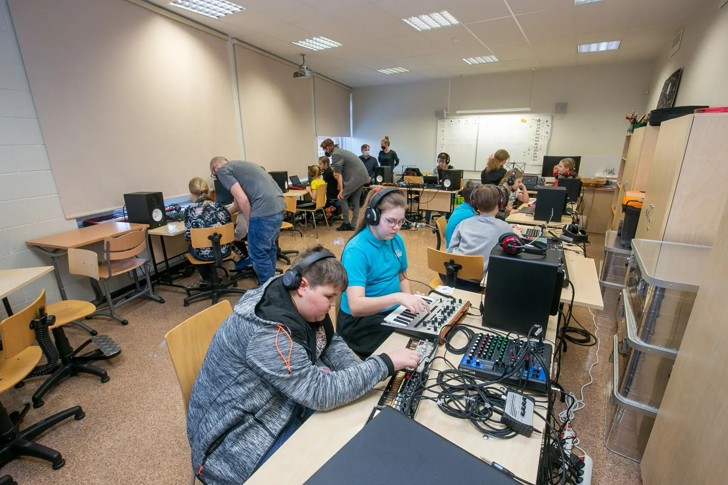 Klass, kus käib elektroonilise muusika tund, võib esmapilgul meenutada arvutiklassi või mõnda tehnikaringi.