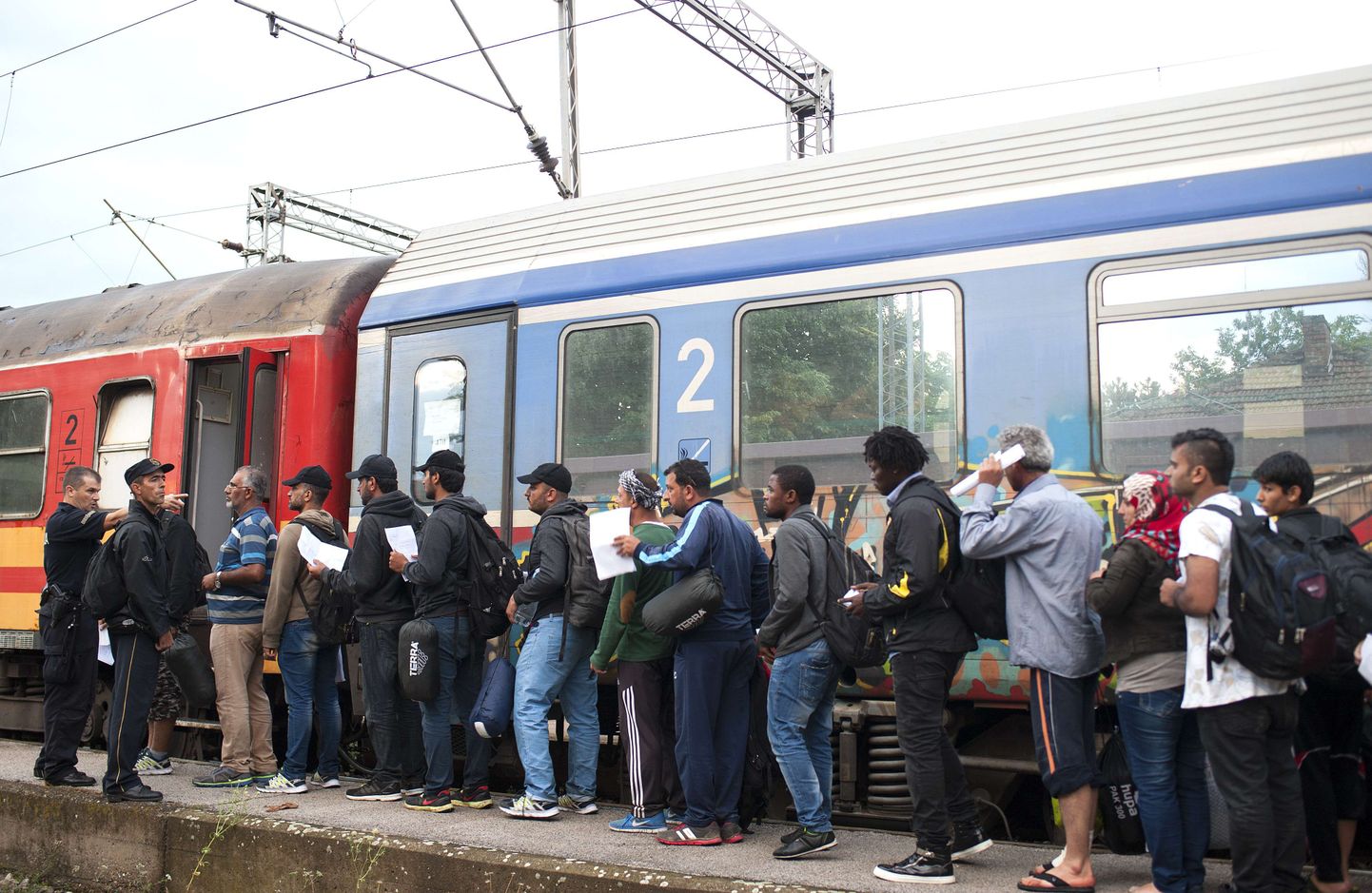 Pagulased Kreeka piiril rongide peale minemas.