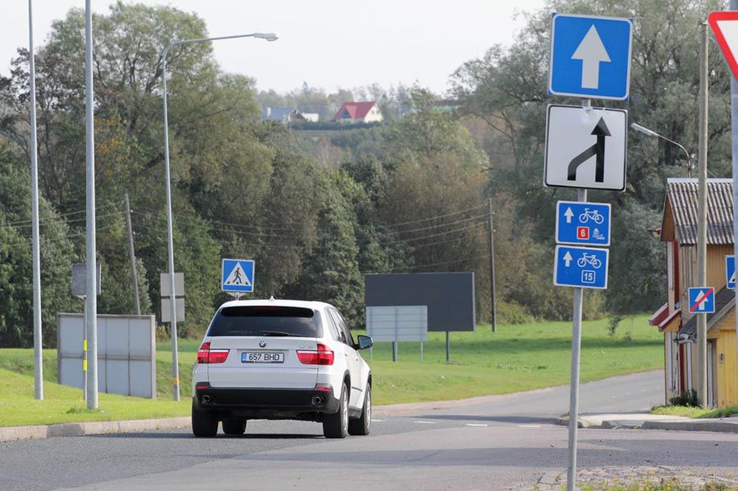 Jakobsoni tänaval sõidavad paljud autojuhid valest reast Tartu maanteele. Joonte puudumine lihtsustab eksimist.