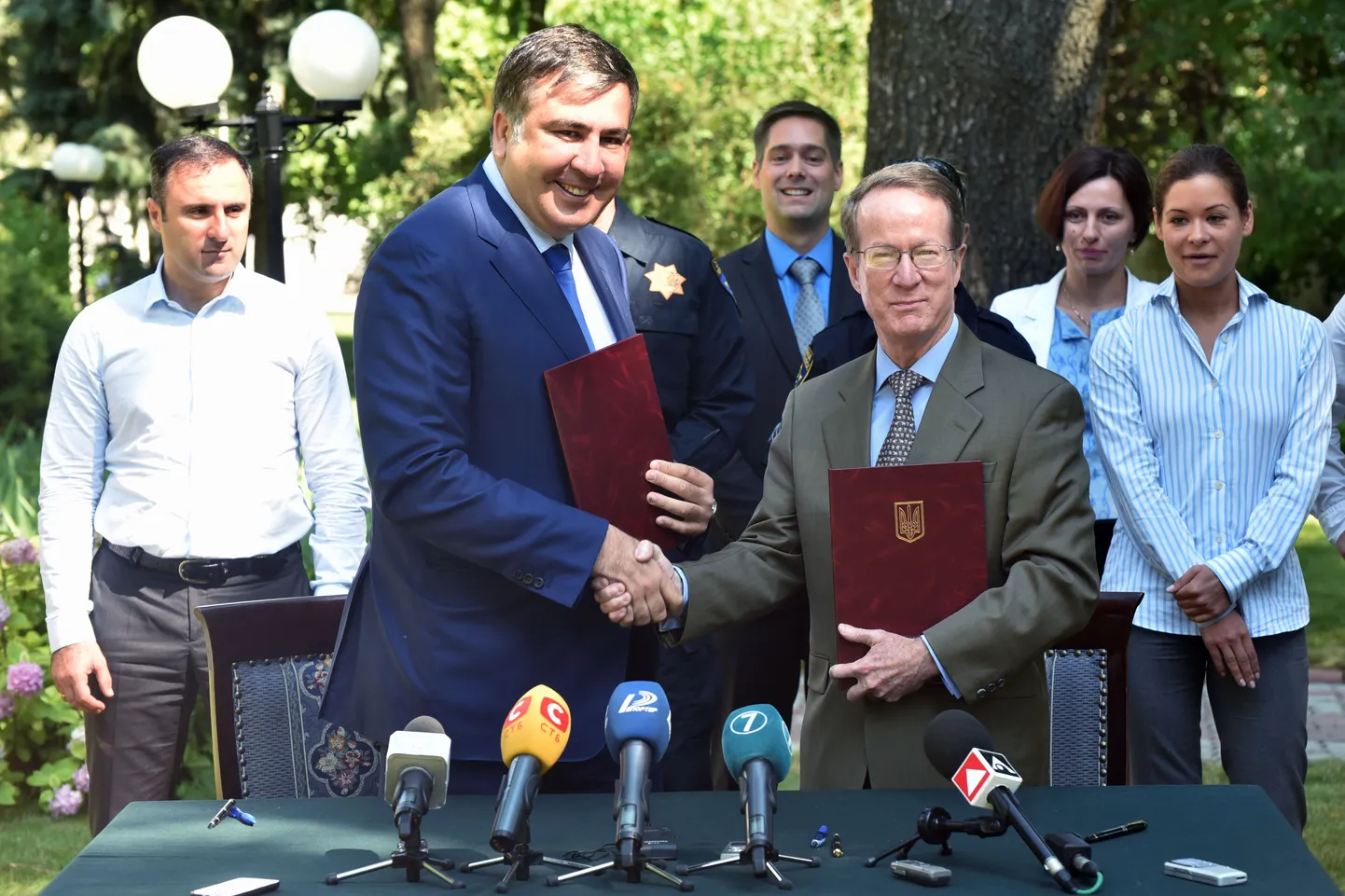Odessa oblasti kuberner Mihheil Saakašvili vasakul ja USA abivälisminister William Brownfield paremal