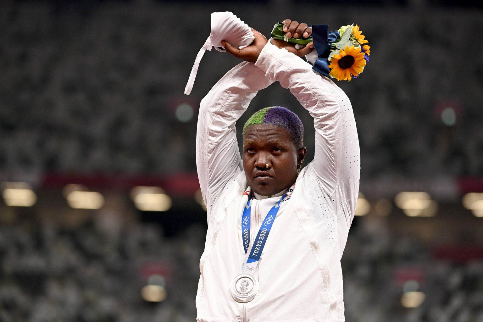 Naiste kuulitõukes hõbemedali võitnud USA atleet Raven Saunders Tokyo OMi pjedestaalil.