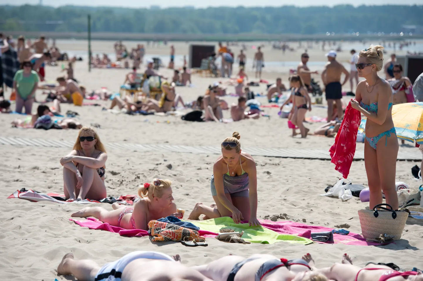 Hoolimata vaid 9 kraadisest veetemperatuurist, meelitas tuline suvepäike Stroomi randa palju inimesi.