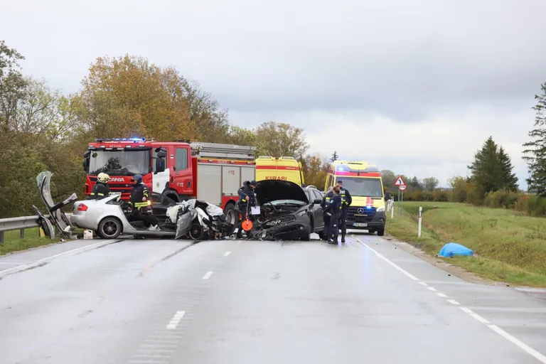 Laupäeva pärastlõunal toimus Tallinna–Narva maanteel kahe auto kokkupõrge, kus hukkus inimene.