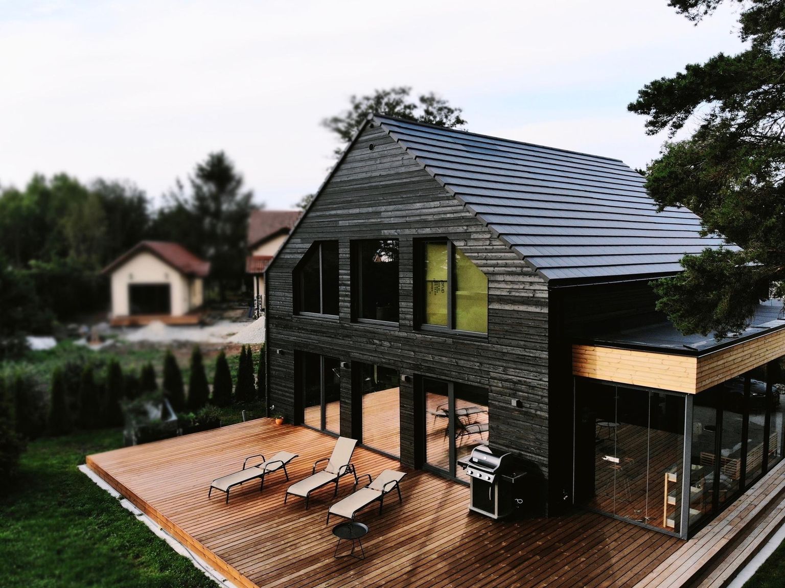 Pildil olev maja sai SolarStone’i päikesepaneelidega katuse tänavu.