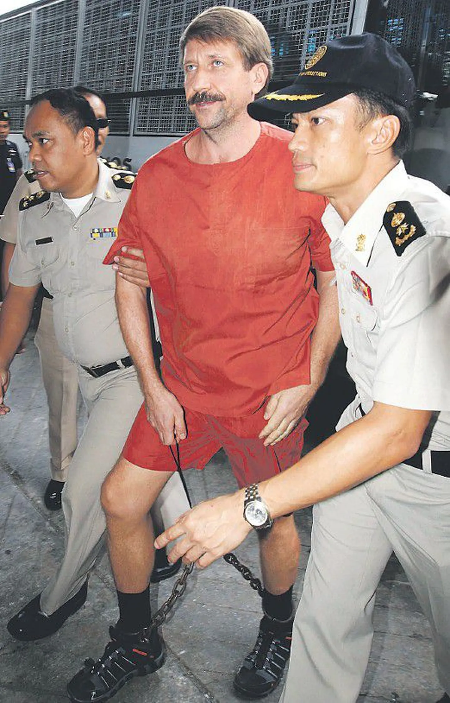 Российский бизнесмен Виктор Бут, подозреваемый в торговле оружием, направляется в зал суда (Таиланд).