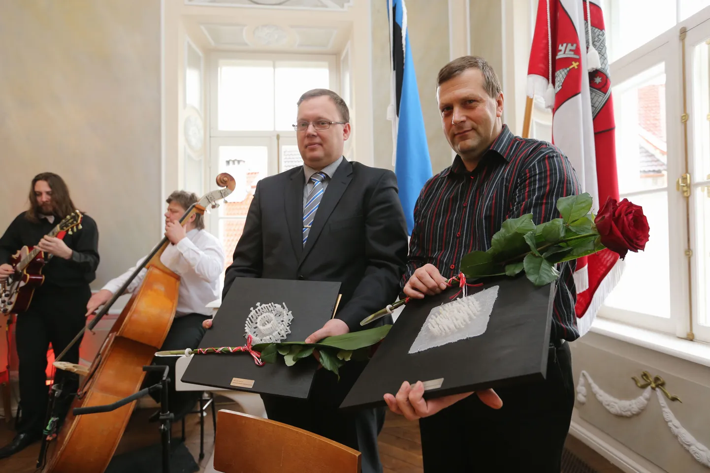 Tartu aasta teo väljakuulutamine raekoja saalis. Pildil Tartu linnamajanduse osakonna asejuhataja Andres Pool (paremal) ning maanteeameti Lõuna regiooni ehitusvaldkonna juht Janar Taal.