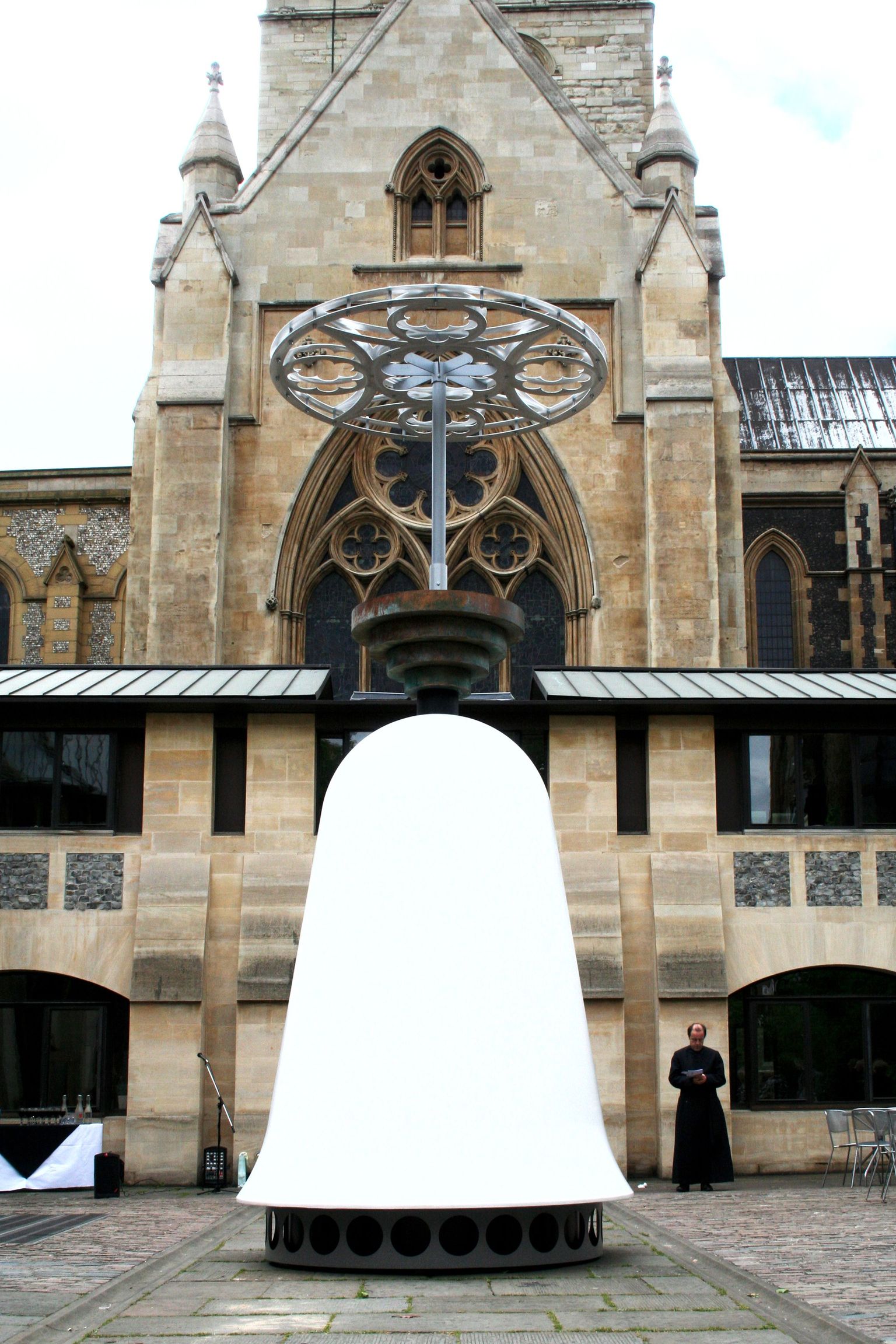 Vaatamata arhitektuurifestivali lõppemisele jääb Vilen Künnapu loodud «The River Bell» ehk jõekell Southwarki katedraali juhtide soovil püsti augusti lõpuni.