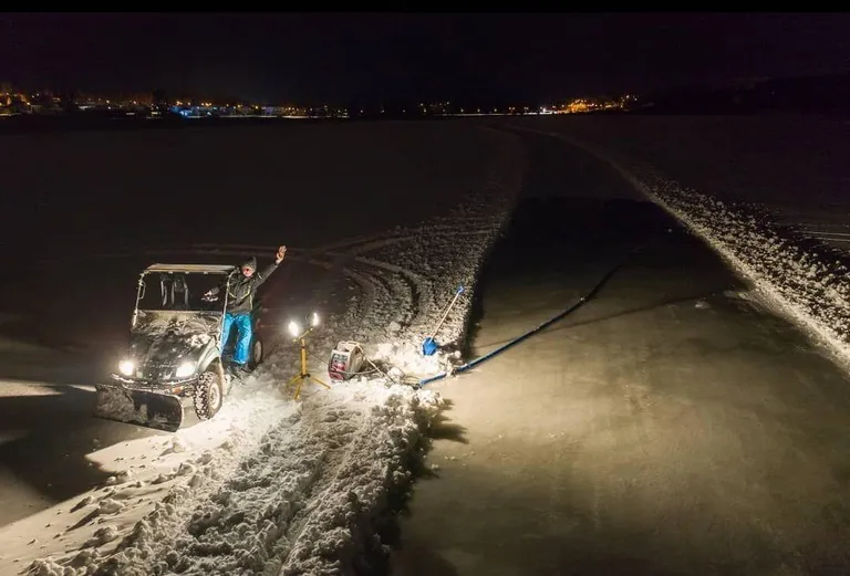 Kaks nädalat vee all olnud ATV suudeti uuesti tööle panna kahe päevaga. Nüüdseks on sellega uisurajal kõvasti tööd tehtud. Fotol lehvitab sellelt üks uisumaratoni korraldajaid Mikk Mihkel Vaabel.
