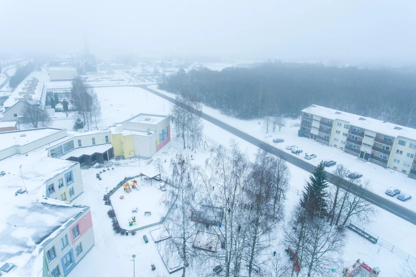 Paide tulevane Pärna elamukvartal on mõeldud rajada Raudtee ja Pärna tänava nurga võsastunud alale (üleval paremal nurgas), kus vahetus läheduses on PAIde lasteaed, Hillar Hanssoo põhikool ning E-Piima tehas ja Utilitase katlamaja.