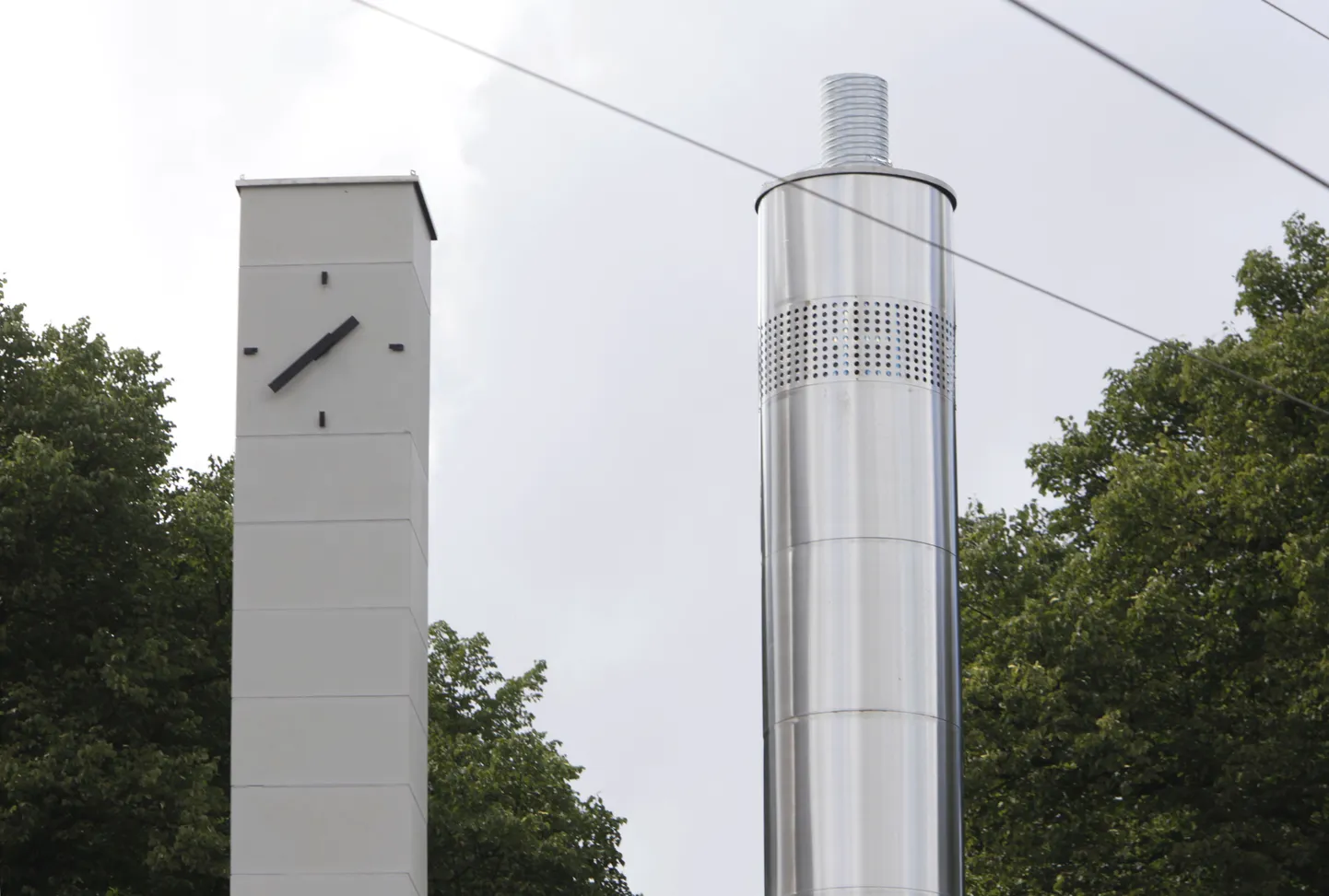 Leonhard Lapini  kavandatud vabaduse kellale on lisandunud mingi salapärane silinder.