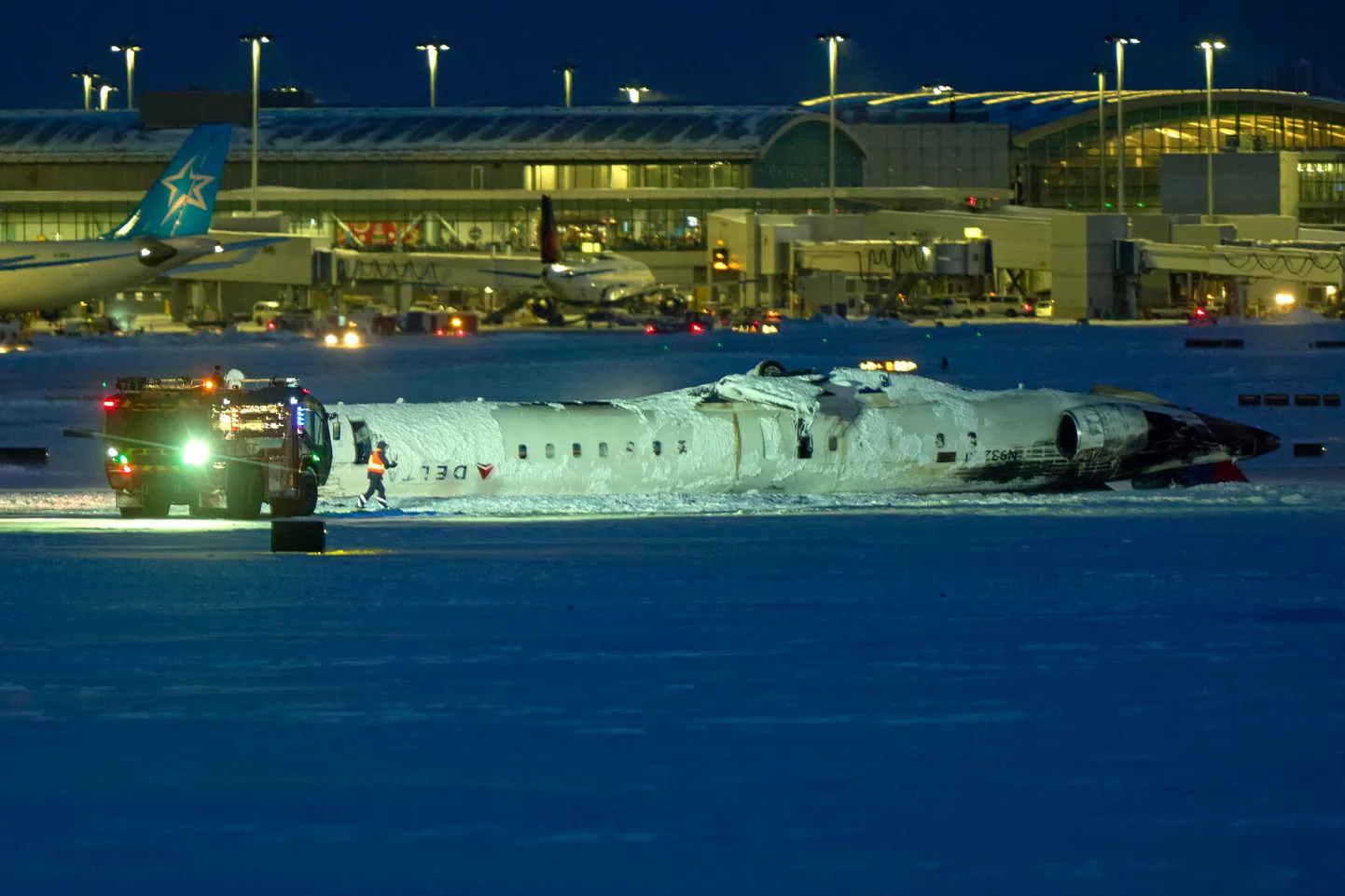 USA lennufirma Delta Air Linesi lennuk paiskus Kanadas Toronto Pearsoni lennujaamas maandudes ümber, tekitades pea alaspidi olnud reisijates tunde, et nad on nagu nahkhiired.
