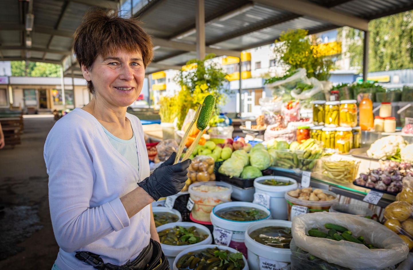 Rima on pärit Peipsi äärest, vanausuliste hulgast, kuid elab Tallinnas ning tema tööks ongi turul müüa mujalt kokku ostetud aia- ja põllusaadusi.