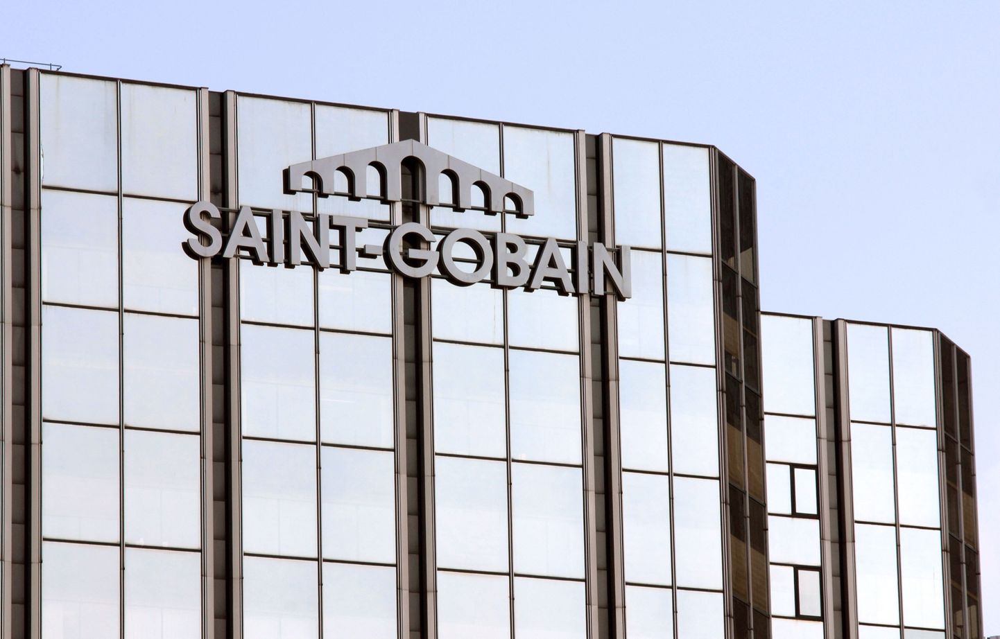 Saint-Gobain logo firma Pariisi lähistel asuval peahoonel.