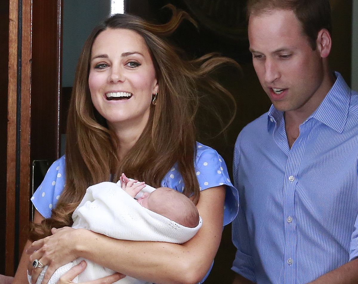 Tauta gavilē! Kembridžas hercogiem 2013. gada 22. jūlijā pirmdzimtais - princis Džordžs jeb pilnā vārdā Džordžs Aleksandrs Luiss. Princis Džordžs ir  Apvienotās Karalistes troņmantnieka prinča Čārlza un viņa pirmās sievas princeses Diānas pirmais mazbērns. Princis Džordžs ir trešais Apvienotās Karalistes monarhijas mantošanas līnijā pēc sava vectēva un tēva.