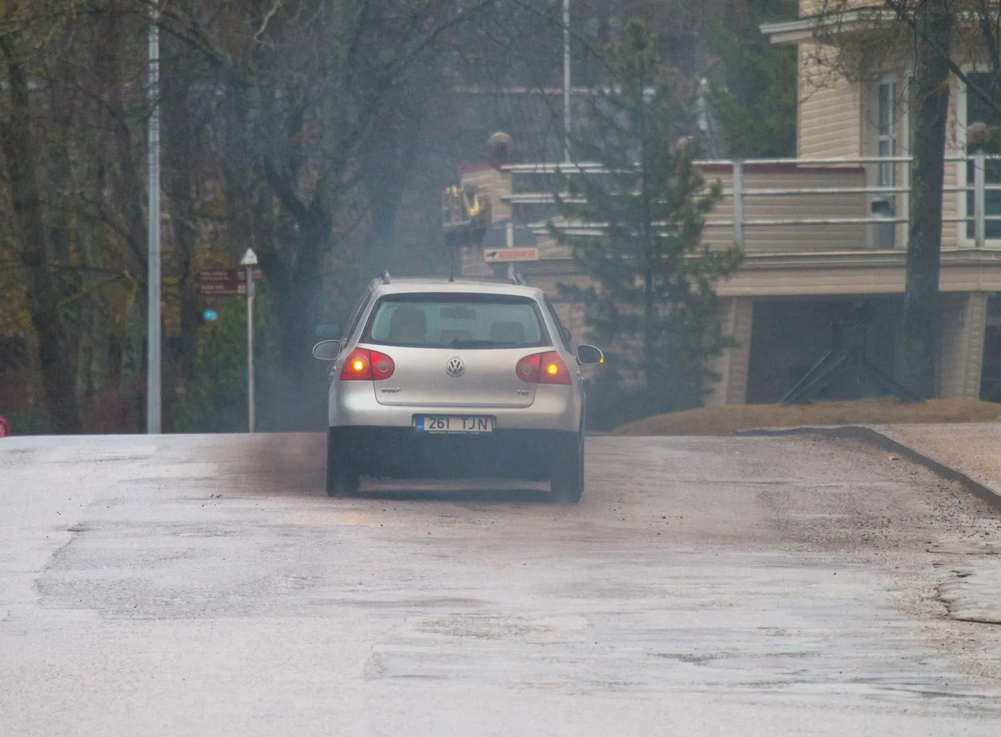 Suitsev sõiduauto. Foto on illustratiivne.