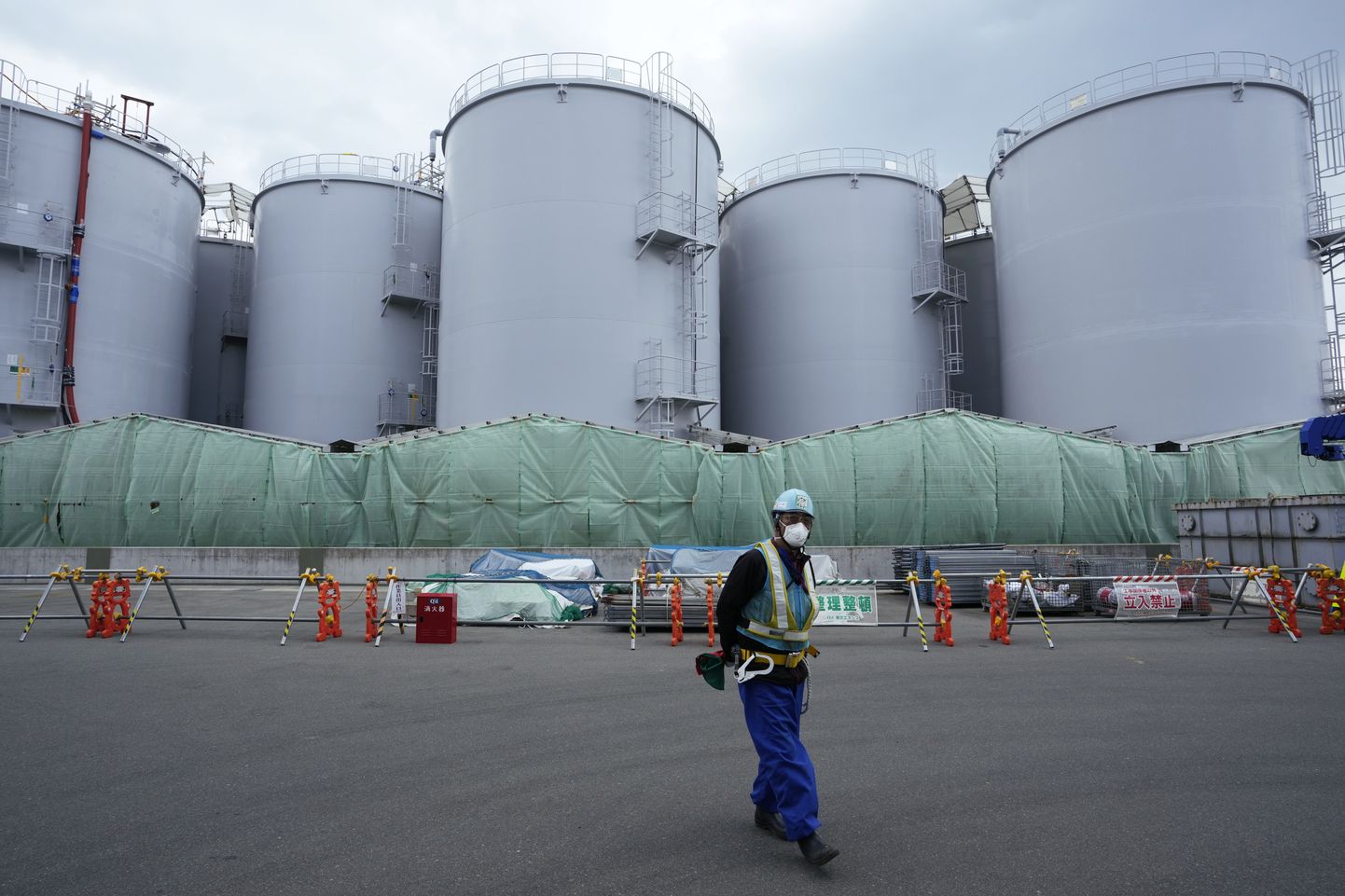 Saastunud vee mahutid tsunami tõttu rikutud Fukushima Daiichi tuumaelektrijaamas.
