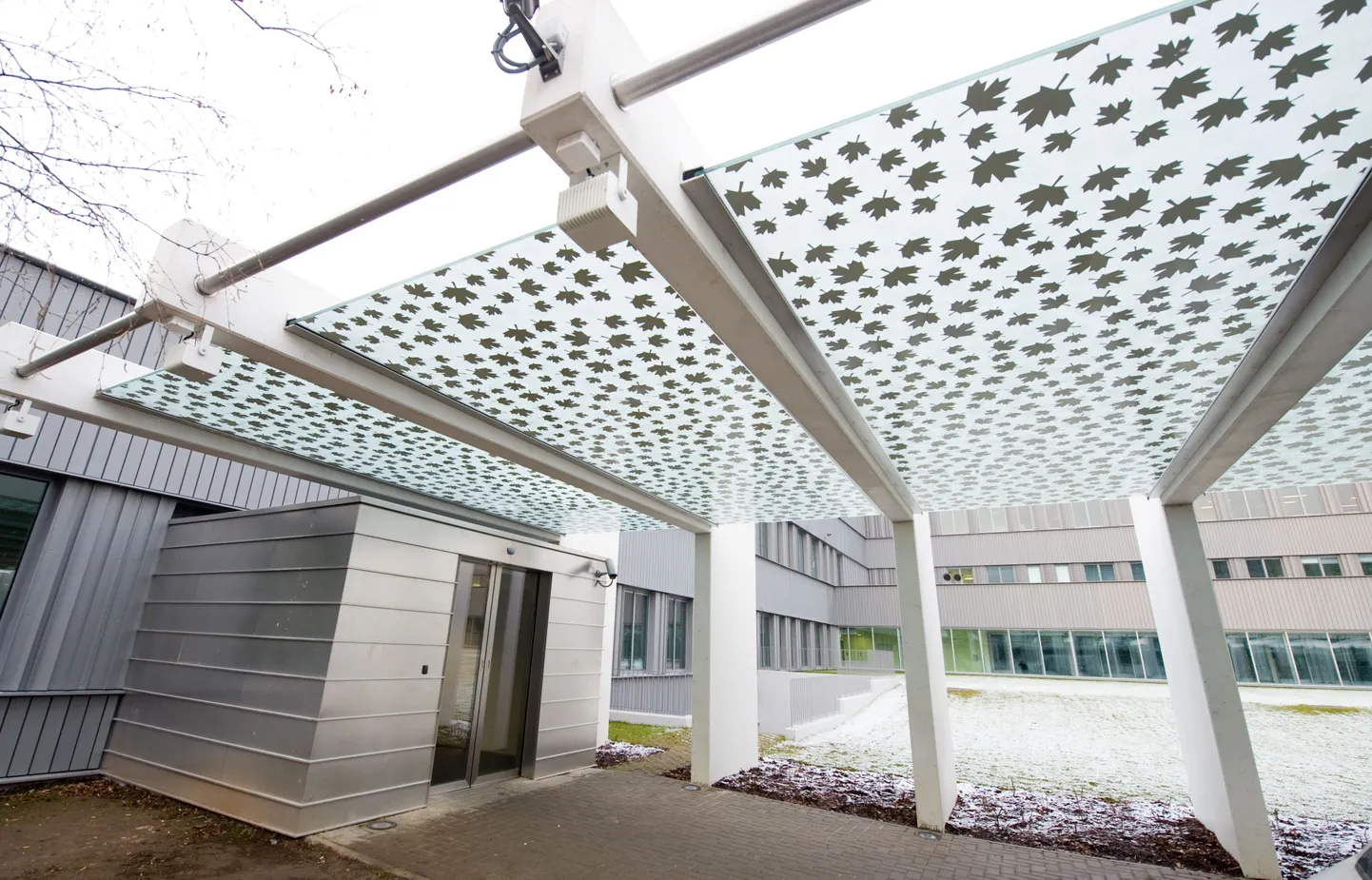 Põhja Eesti Regionaalhaigla uus sissepääs haigla X-korpuses.