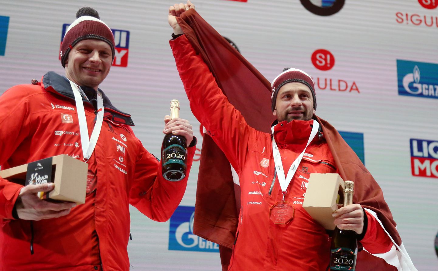 Latvijas skeletonisti Tomass Dukurs (no kreisās) un Martins Dukurs Pasaules kausa astotā posma sacensību skeletonā apbalvošanas ceremonijā Siguldas bobsleja un kamaniņu trasē.