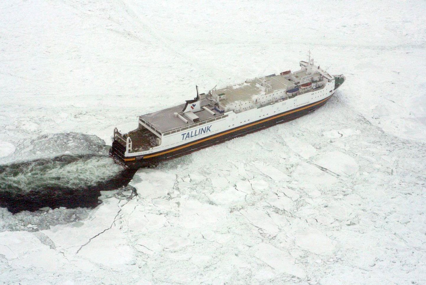 Tallinki SeaWind võitleb jääoludega