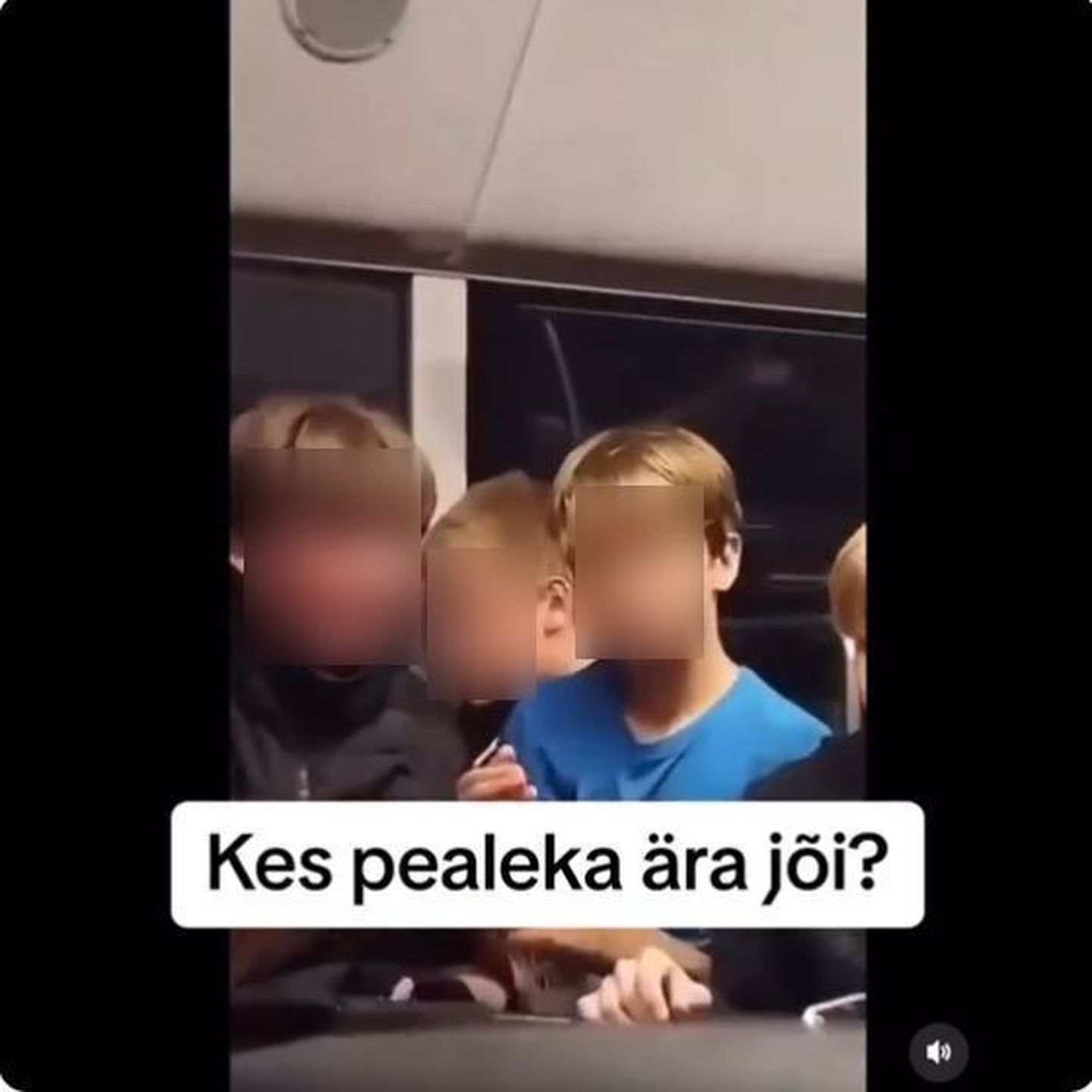 Дети пьют водку в таллиннском автобусе