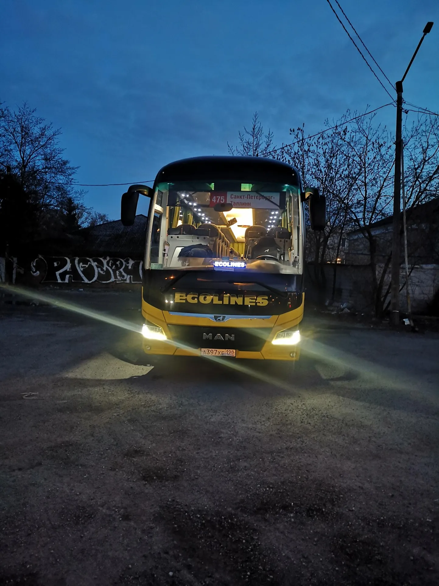 Ecolinesi buss kogub Piiteri poole teele asumiseks jõudu.