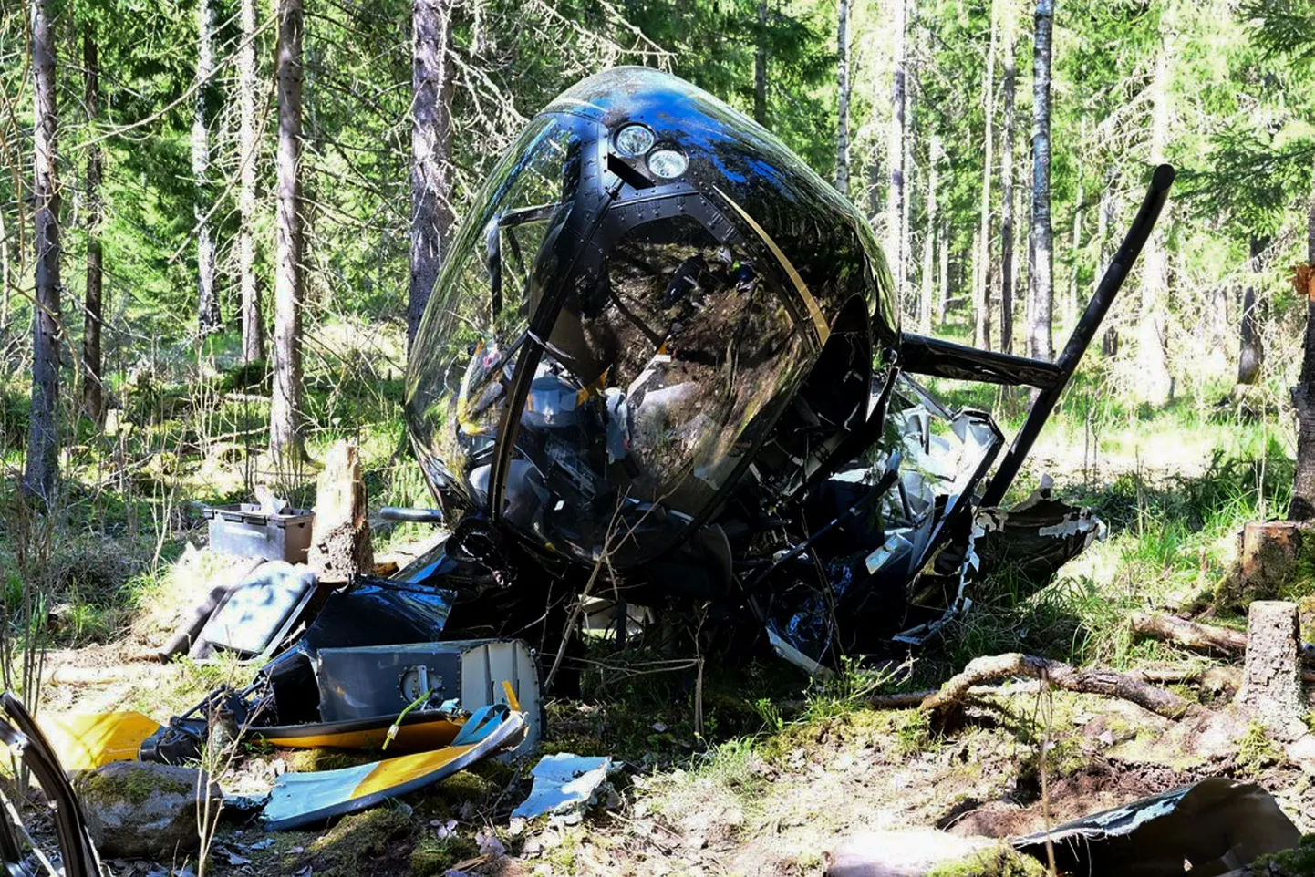 Soome ohutusjuurdluste ameti OTKESi 19. mail 2025 tehtud ja avaldatud fotol on näha  ühe kopteri vrakki Edela-Soomes.
Eura lähedal, kus kaks tsiviilkopterit 17. mail 2025 kokku põrkasid ja alla kukkusid. Soome politsei teatel hukkus kahes kopteris viibinud viis inimest.