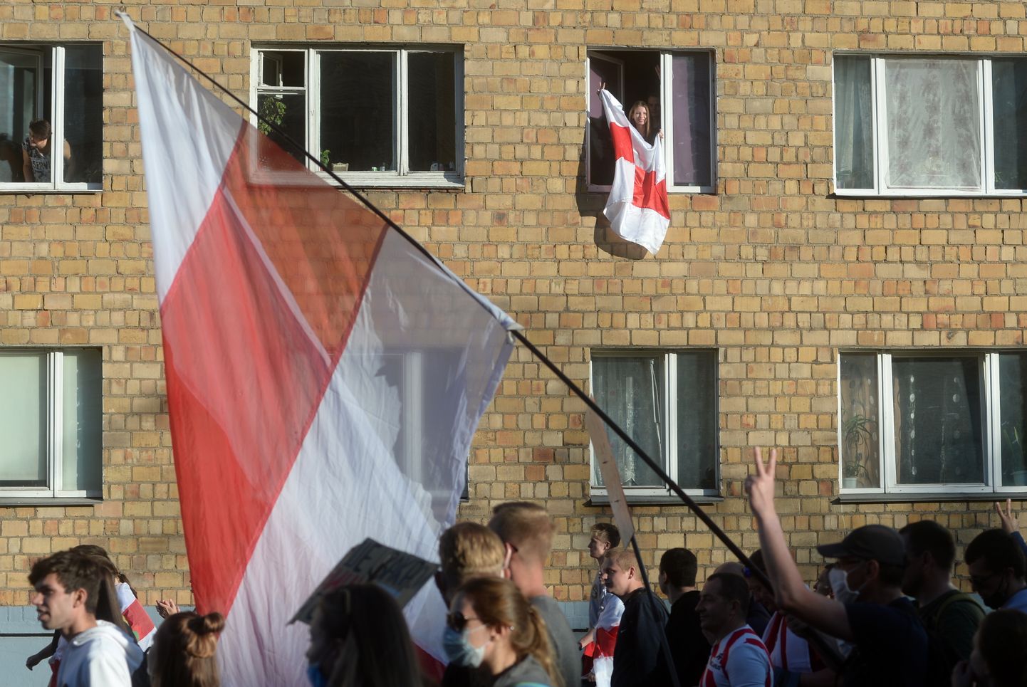 Puna-valged lipud Minski tänaval ja kortermaja aknal. Võimud on opositsiooniga seostatava värvikombinatsiooni suhtes muutunud nii tundlikuks, et võõpavad nüüd üle kõike, mis riigis varem seda tooni värvitud.