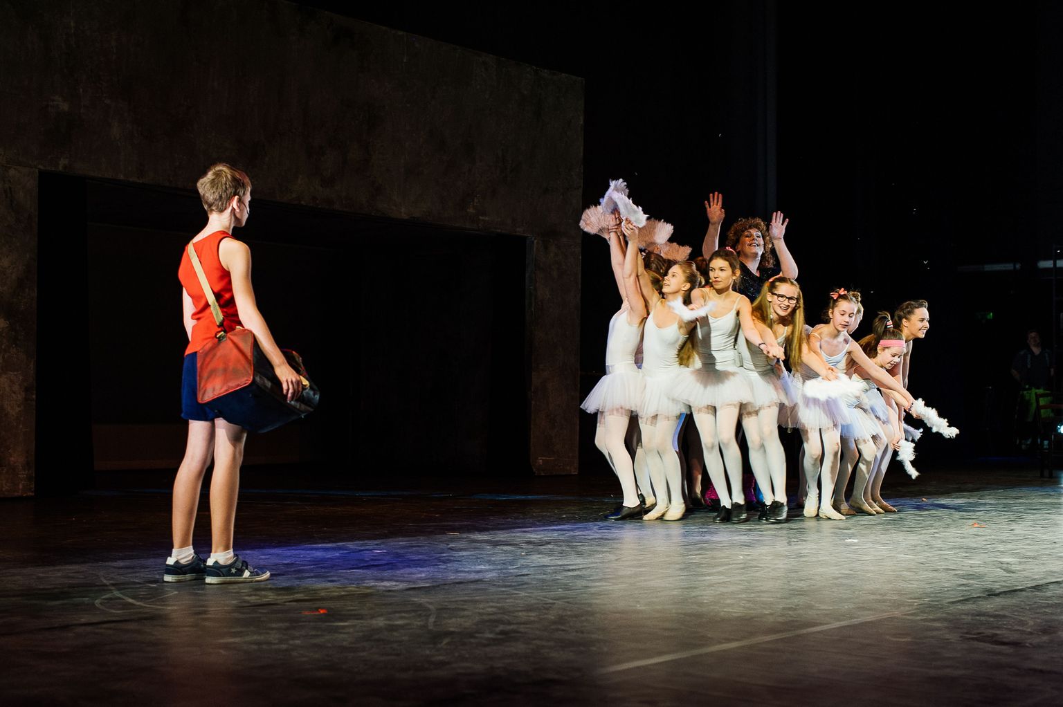 Poksitrenni poiss Billy Elliot (Kaspar Kiisk) satub kogemata tüdrukute balletiklassi, neiud harjutavad õpetaja (Kaire Vilgats) käe all.