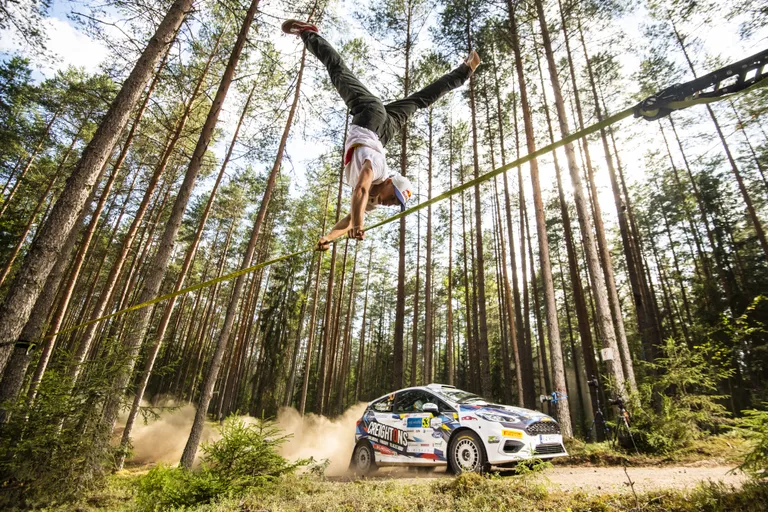 Jaan Roose teeb trikke, kui mööda kihutab iirlane William Creighton (Rally Academy).