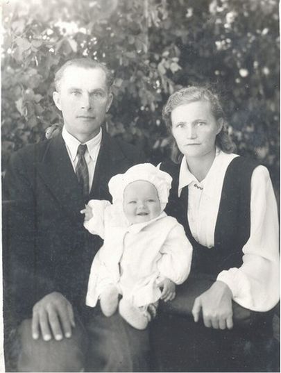 Hugo Menert perega umbes aastal 1931. Sarvega rinnapistmise ajal oli Menert umbes 34-aastane, umbes sama vana kui pildil.