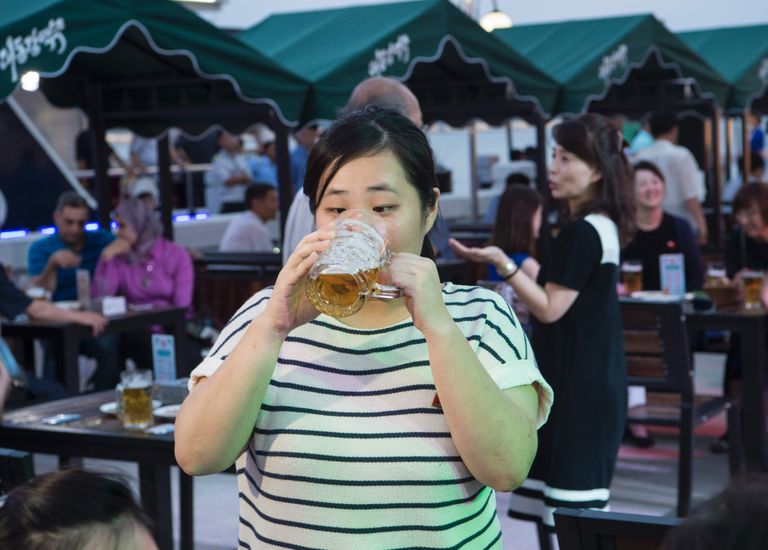 Põhjakorealanna õlut joomas