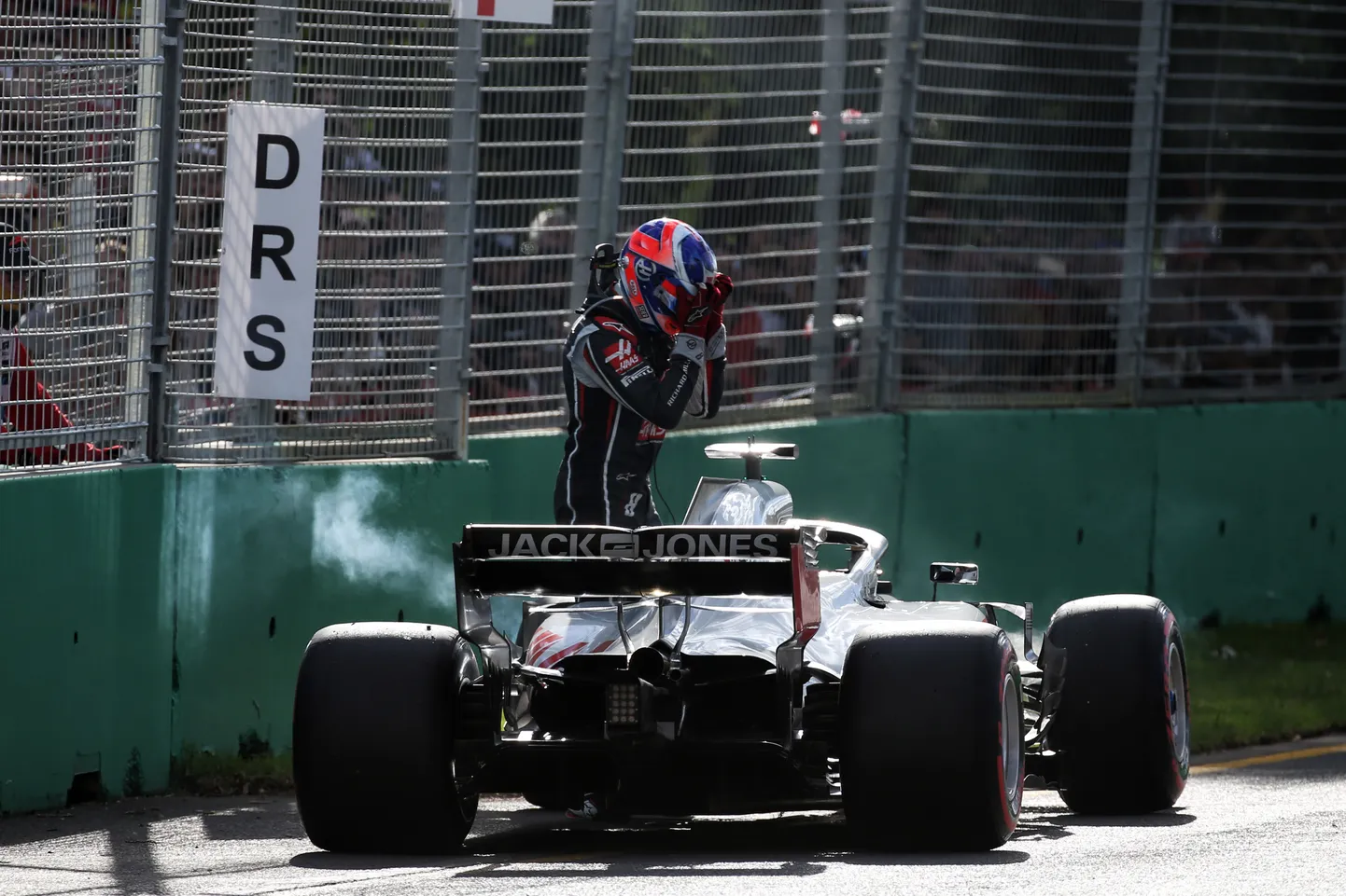 Romain Grosjean katkestamise pärast ahastamas.