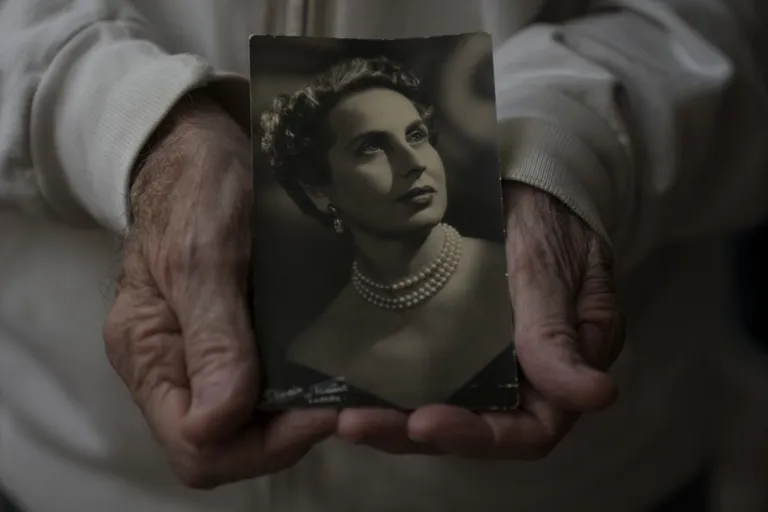 Mimi Reinhardti poeg Sasha Weitmann näitamas ajakirjanikele oma ema noorpõlvefotot. Reinhardt oli Saksa töösturi Oskar Schindleri sekretär ja ta koosta kuulsa Scindleri nimekirja, mis päästis üle tuhande juudi elu