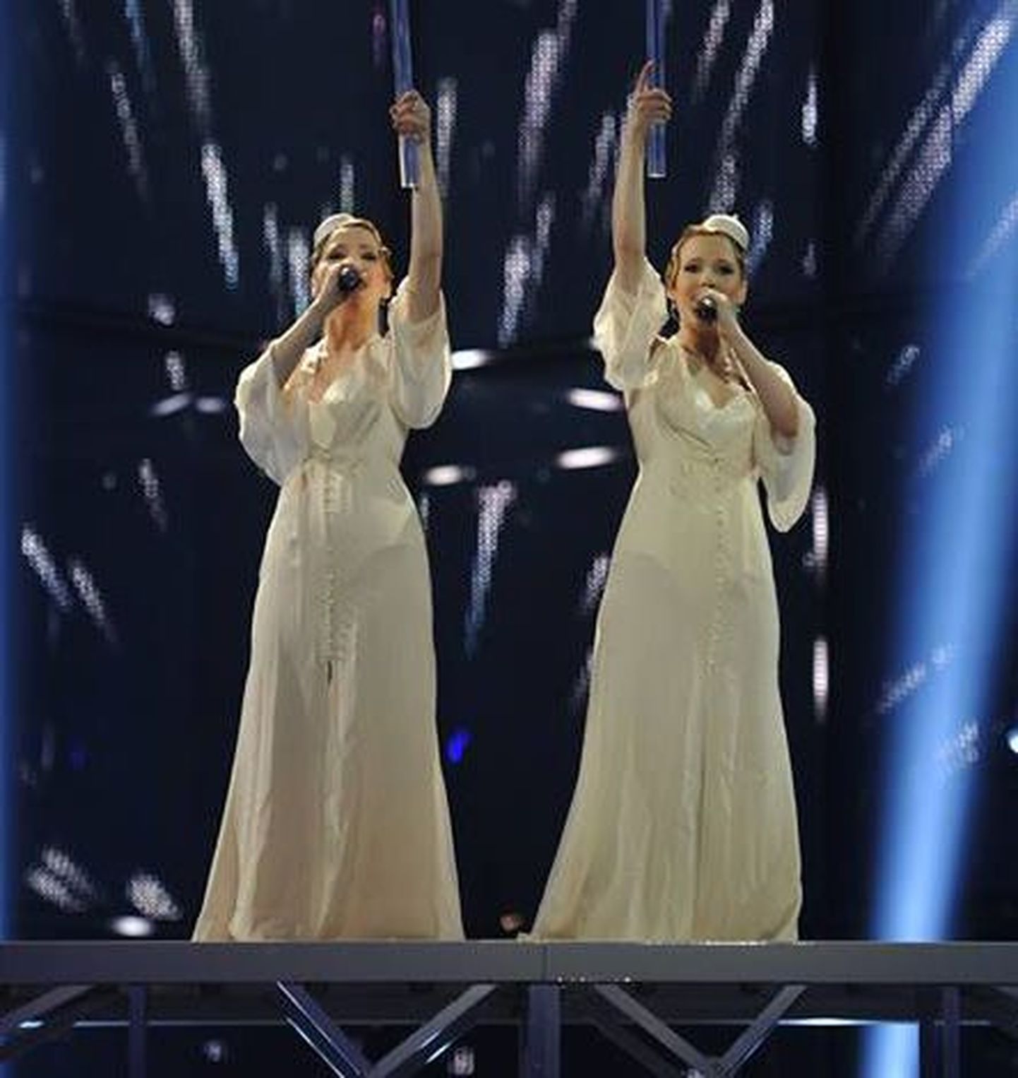 Сестры Толмачевы на сцене Евровидения.