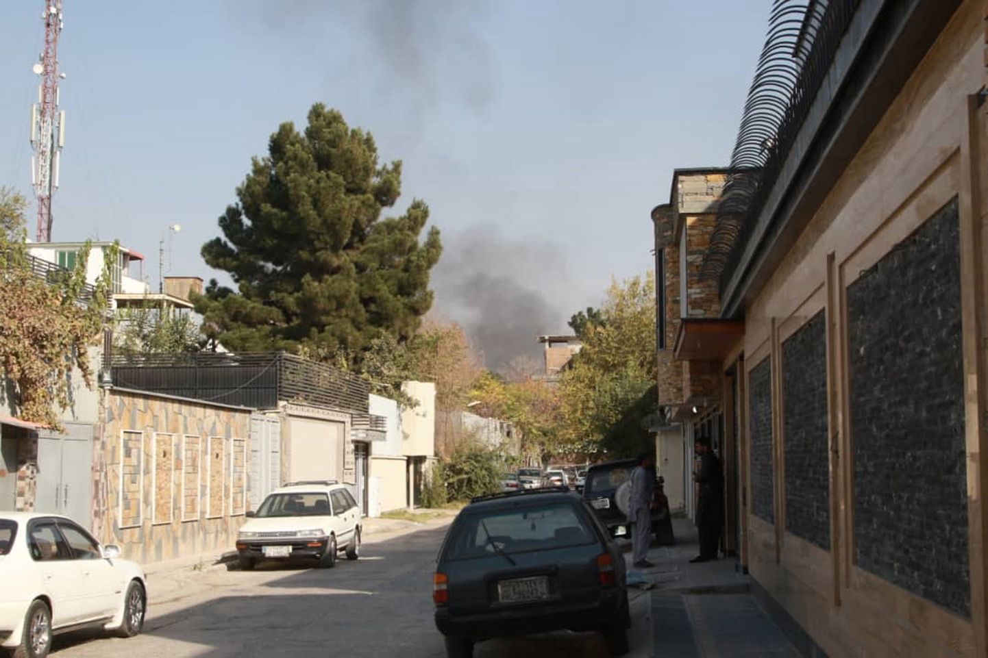 Kabuli sõjaväehaigla juurest plahvatuse järel kerkiv suitsusammas.