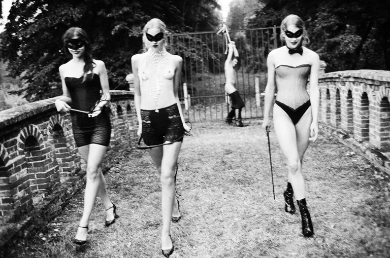 «Karistus» (raamatust «Kättemaks»), Rouilly-le-Bas, 2002 © Ellen von Unwerth.