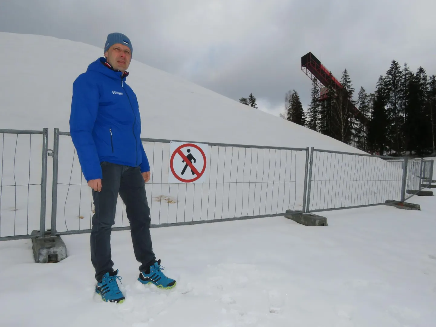 Just nõnda palju lund oli veel tänavu aprilli algul Otepääl suusahüppetorni läheduses. Seal näitas Tehvandi spordikeskuse juhatuse liige Jaak Mae enda selja taga asuvat isetehtud mäge – kunstlumetagavara.