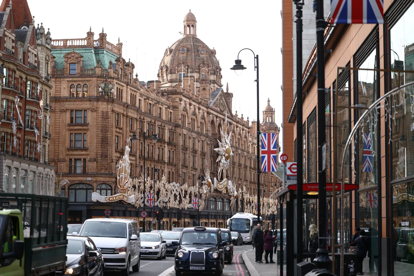Harrods on maailmakuulus luksuskaubamaja, kus ostlejad saavad avastada üle miljoni toote suurejoonelises seitsmekorruselises hoones, mis hõlmab 92 000 ruutmeetrit. Harrodsi omanik on Katari päritolu fond, Qatar Investment Authority, kes ostis kaubamaja 2010. aastal.