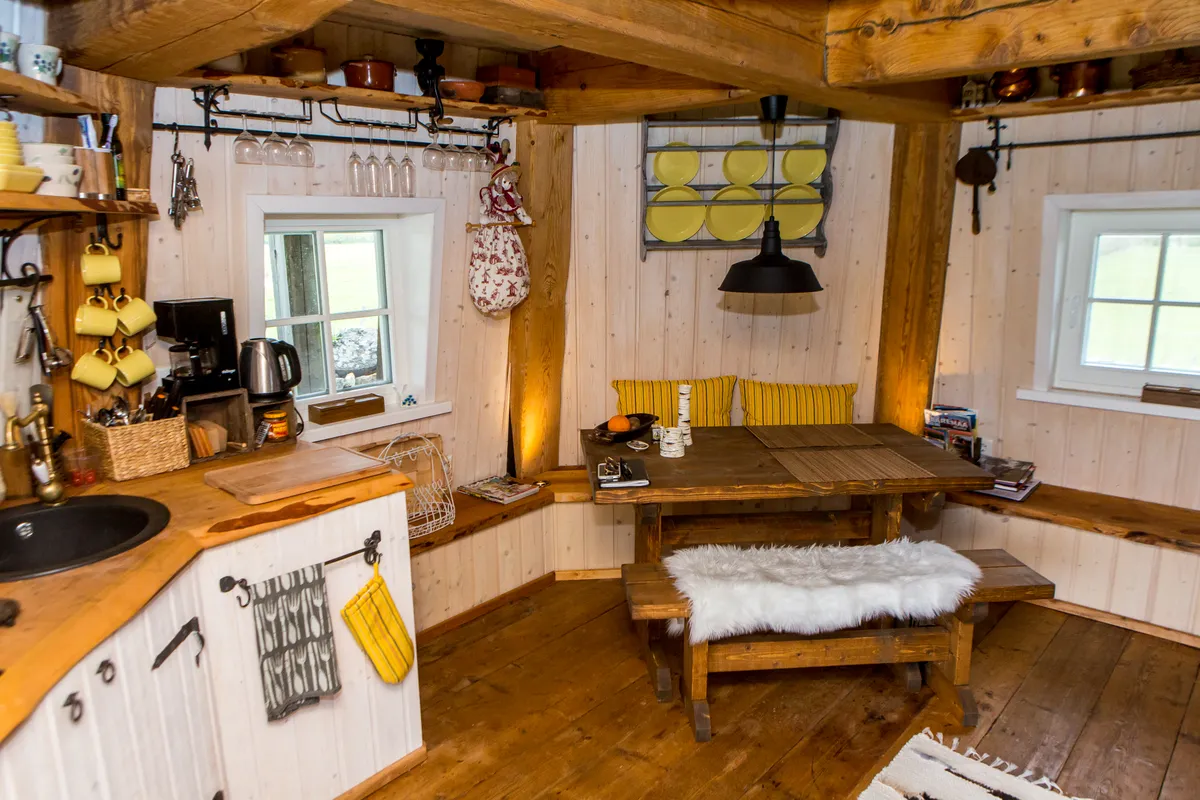 Veski esimesele korrusele on oskuslikult ära mahutatud väike kööginurk. Põrandalaudade eelmine elu möödus Pädaste mõisas. Kõik sepisdetailid on Saaremaa Seppade kätetöö.