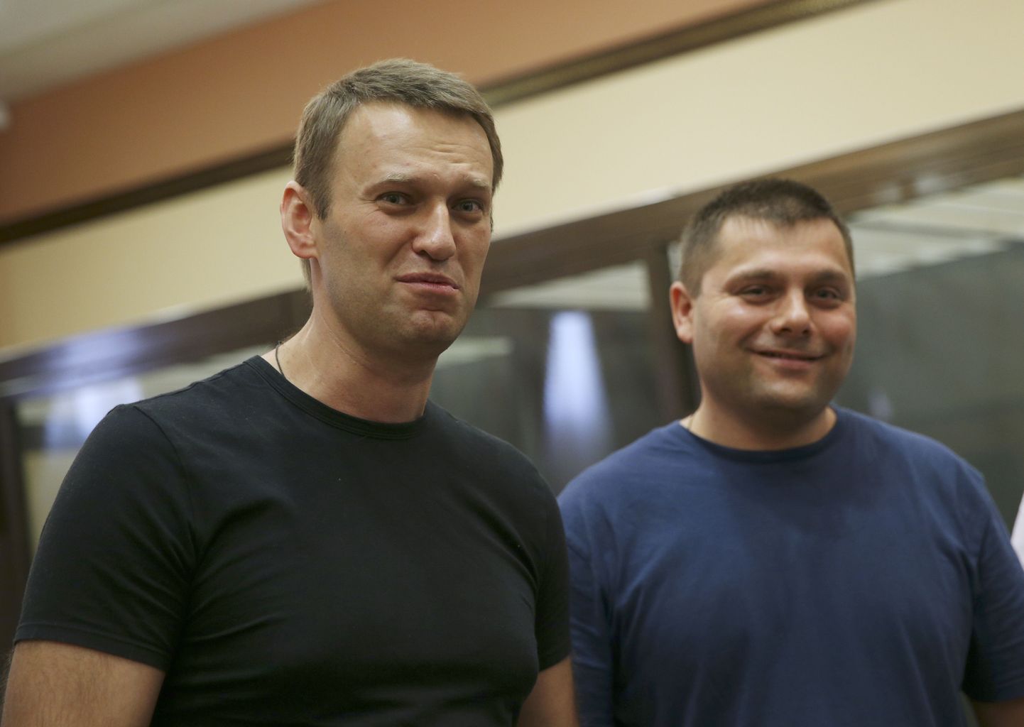 Алексей Навальный (слева) и Петр Офицеров.